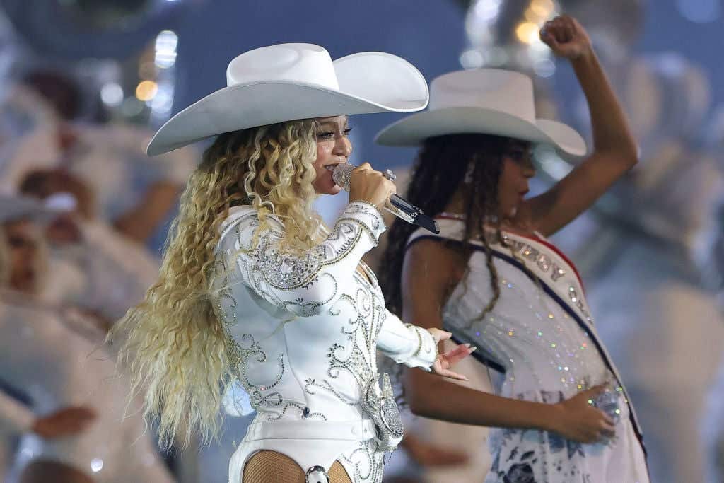 Beyonce and Blue Ivy performning at the "Beyonce Bowl"